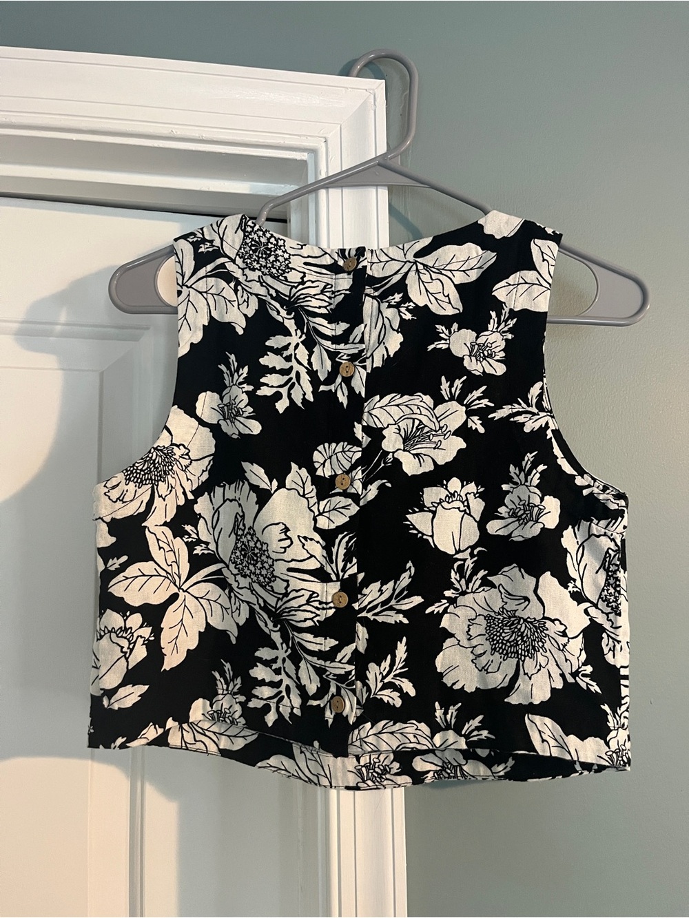 Black & White Floral Cropped Tank - Picture 2 of 2
